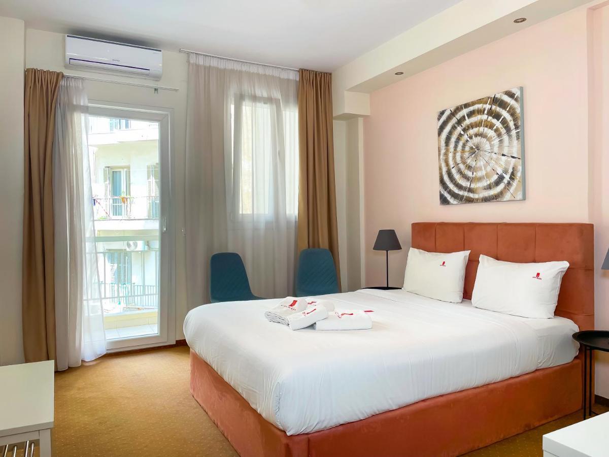 City Plaza Apartments & Rooms Tesalonika Bagian luar foto