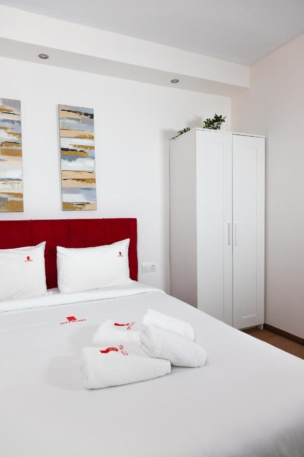 City Plaza Apartments & Rooms Tesalonika Bagian luar foto