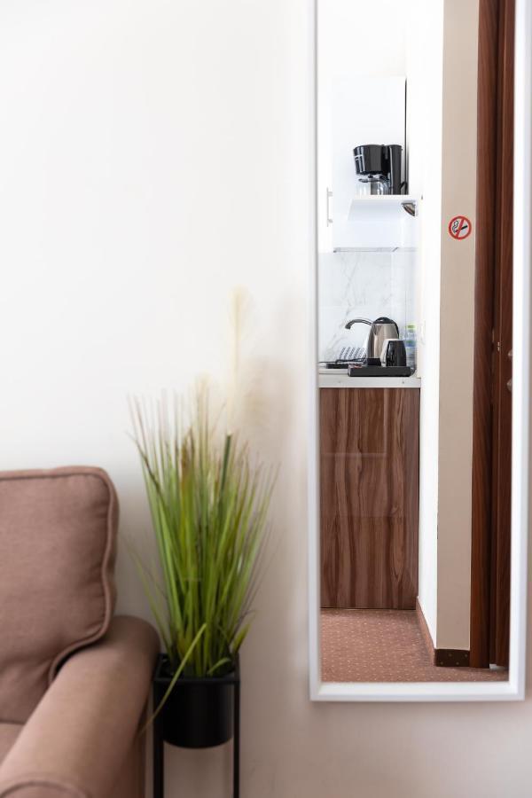 City Plaza Apartments & Rooms Tesalonika Bagian luar foto
