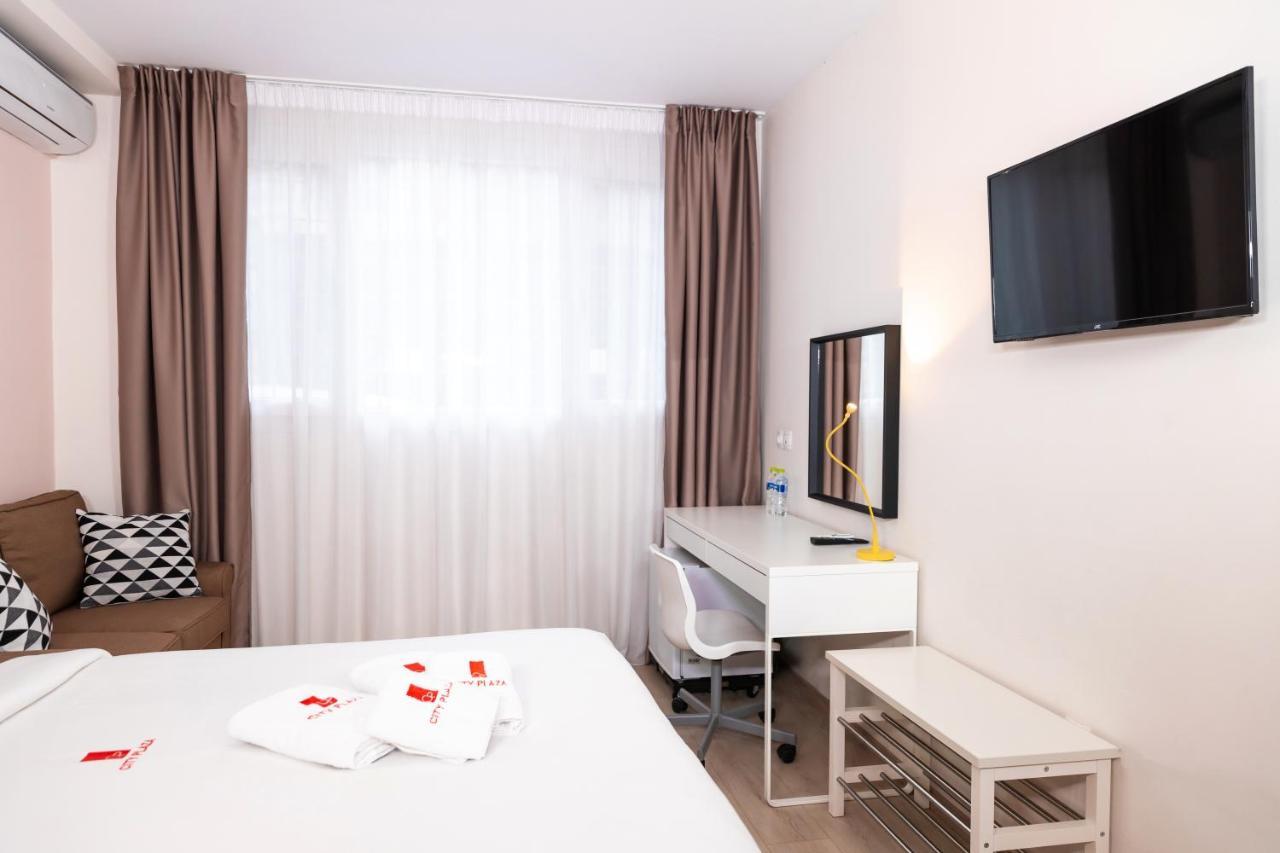 City Plaza Apartments & Rooms Tesalonika Bagian luar foto
